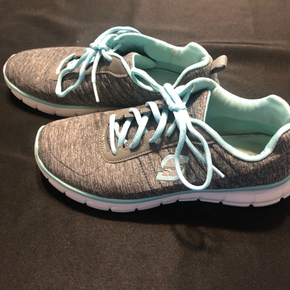 - Sketchers sport women’s size 9 sneakers